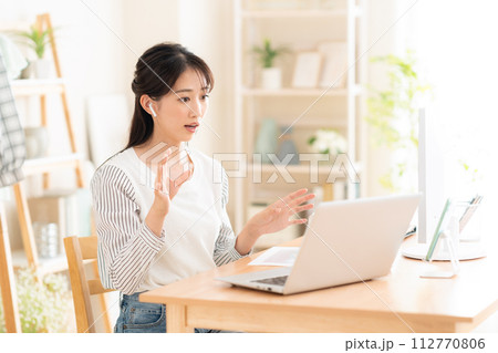 テレワークでリビングで働く若い女性 テレワークでリビングで働く若い女性 112770806