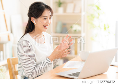 テレワークでリビングで働く若い女性 112770812