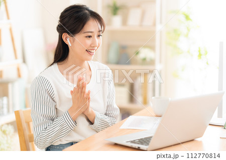 テレワークでリビングで働く若い女性 テレワークでリビングで働く若い女性 112770814