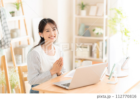 テレワークでリビングで働く若い女性 112770816