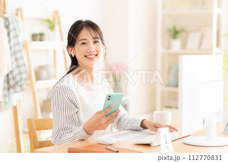 テレワークでリビングで働く若い女性 テレワークでリビングで働く若い女性 112770831