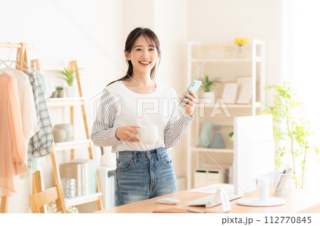 テレワークでリビングで働く若い女性 112770845