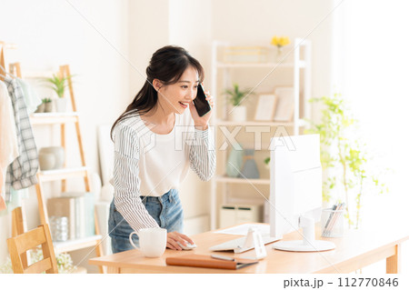 テレワークでリビングで働く若い女性 112770846