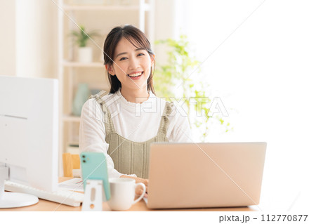テレワークでリビングで働く若い女性 112770877
