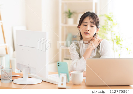 テレワークでリビングで働く若い女性 テレワークでリビングで働く若い女性 112770894