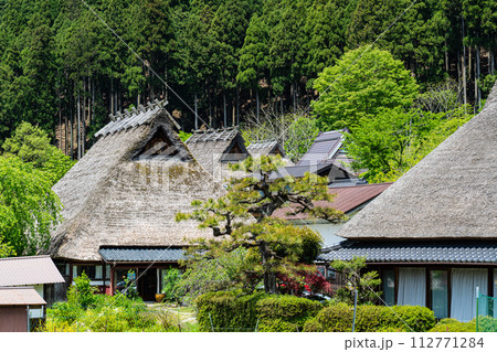 【重要伝統的建造物群保存地区】美山町北　茅葺きの家並み4　京都府南丹市 112771284