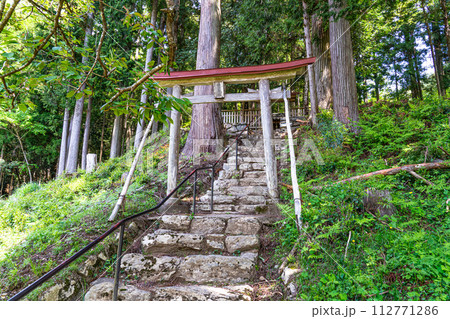 【重要伝統的建造物群保存地区】美山町北 小さな神社 京都府南丹市 【重要伝統的建造物群保存地区】美山町北 小さな神社 京都府南丹市 112771286