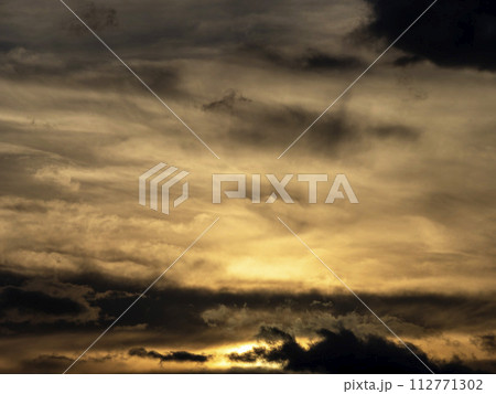 朝焼けの空と雲 112771302