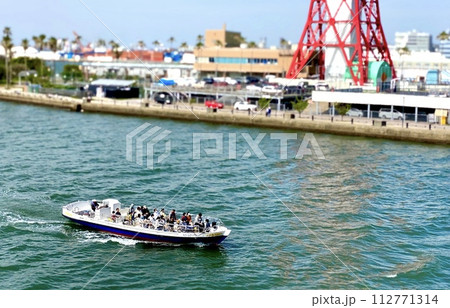福岡中洲　博多湾を走るクルーズ船 112771314
