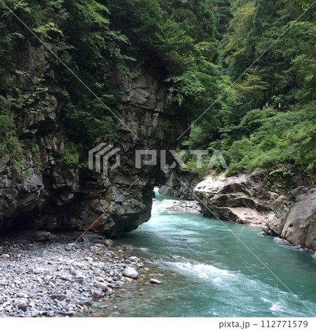 エメラルドグリーンの美しい川の写真素材 [112771579] PIXTA