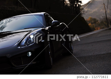 黒いスポーツカー 112771611