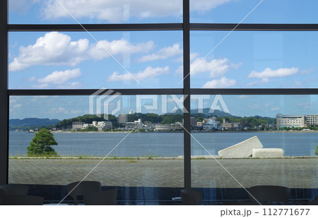 美術館の窓越しから眺めた景色 美術館の窓越しから眺めた景色 112771677