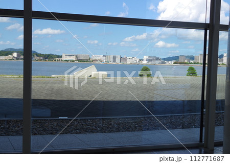 美術館の窓越しから眺めた景色 美術館の窓越しから眺めた景色 112771687