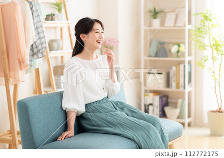 リビングでくつろぐ若い女性 リビングでくつろぐ若い女性 112772175