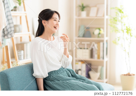 リビングでくつろぐ若い女性 112772176