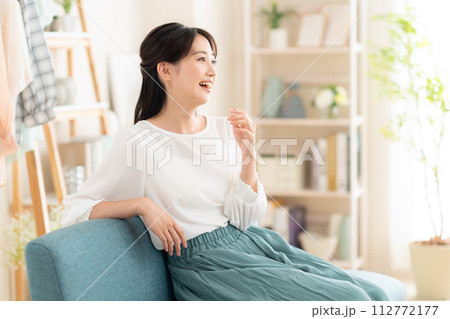 リビングでくつろぐ若い女性 112772177