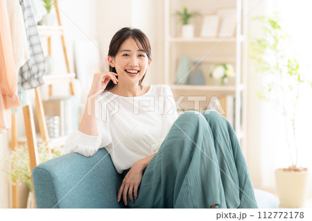リビングでくつろぐ若い女性 112772178