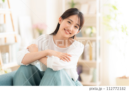 リビングでくつろぐ若い女性 リビングでくつろぐ若い女性 112772182