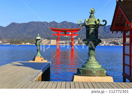 【広島県】改修後の厳島神社大鳥居（宮島） 112772301