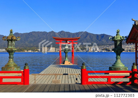 【広島県】改修後の厳島神社大鳥居（宮島） 112772303