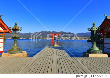 【広島県】改修後の厳島神社大鳥居（宮島） 112772306