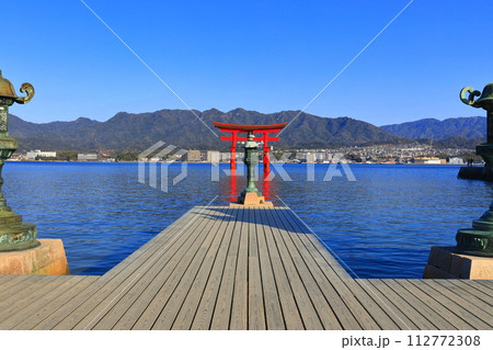 【広島県】改修後の厳島神社大鳥居（宮島） 112772308