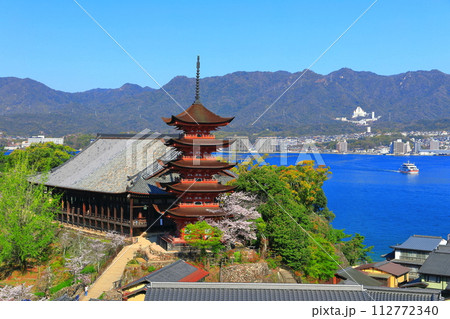【広島県】満開の桜と厳島神社の五重塔と豊国神社（宮島） 112772340