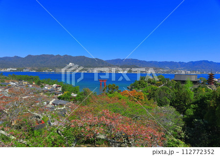 【広島県】満開の桜と厳島神社の五重塔と豊国神社(宮島) 【広島県】満開の桜と厳島神社の五重塔と豊国神社(宮島) 112772352
