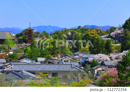 【広島県】満開の桜と厳島神社の五重塔と豊国神社(宮島) 【広島県】満開の桜と厳島神社の五重塔と豊国神社(宮島) 112772356