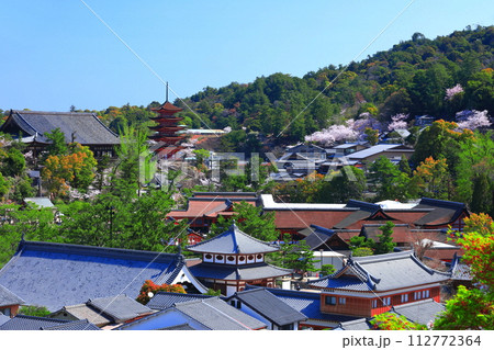 【広島県】満開の桜と厳島神社の五重塔と豊国神社（宮島） 112772364