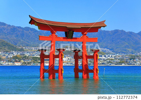 【広島県】改修後の厳島神社大鳥居（宮島） 112772374