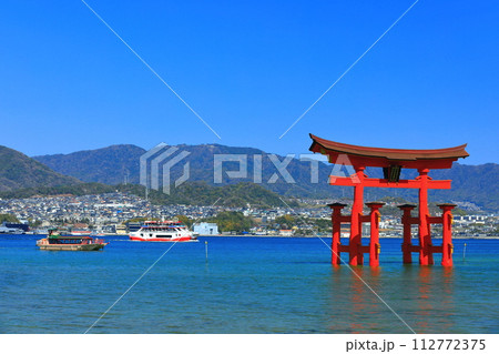 【広島県】改修後の厳島神社大鳥居と遊覧船（宮島） 112772375