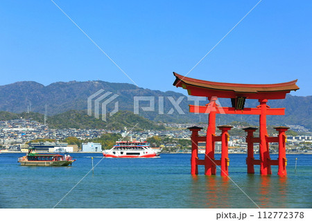【広島県】改修後の厳島神社大鳥居とフェリー（宮島） 112772378