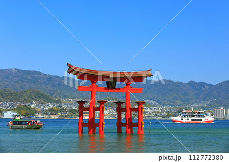 【広島県】改修後の厳島神社大鳥居とフェリー(宮島) 【広島県】改修後の厳島神社大鳥居とフェリー(宮島) 112772380