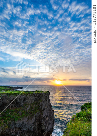 【沖縄県】夕暮れの万座毛 【沖縄県】夕暮れの万座毛 112773181