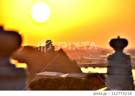 《愛知県》犬山市成田山から見た犬山城と夕日 112773218