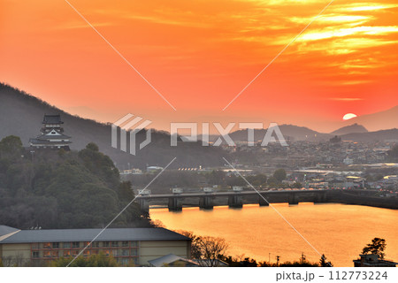 《愛知県》犬山城と夕焼け 112773224