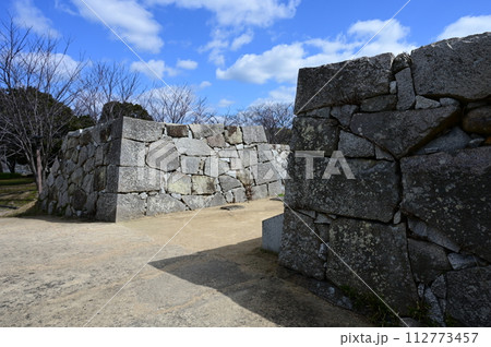 赤穂城の水手門（みずのてもん）と石垣 112773457