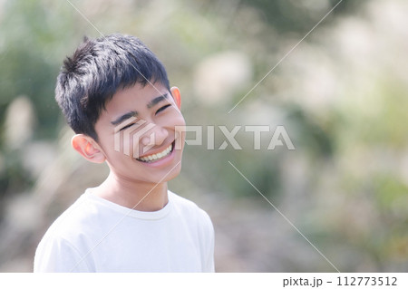 笑顔の可愛い子供の顔 112773512