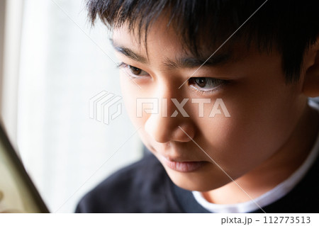 真剣な眼差し 真剣な眼差し 112773513