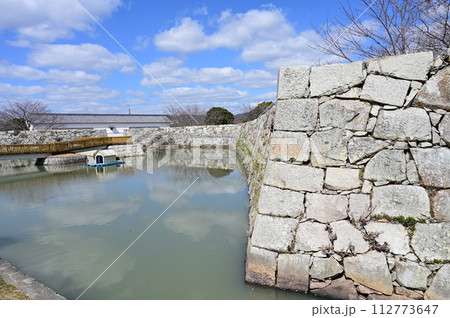 赤穂城の水手門（みずのてもん）の水堀と石垣 112773647