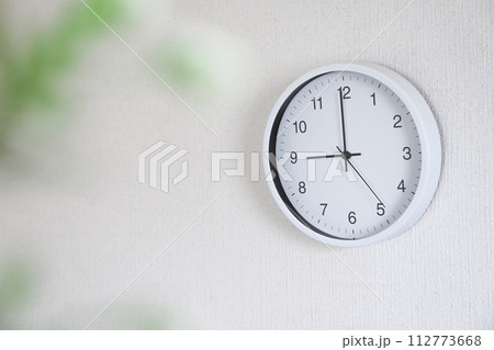 掛け時計　時間イメージ 112773668