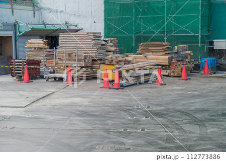 建設現場の資材置場　型枠材の搬入 112773886