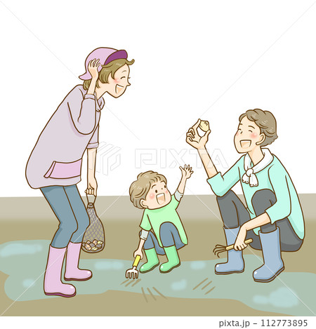 潮干狩りをする親子 112773895