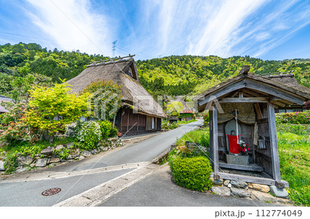 【重要伝統的建造物群保存地区】美山町北　辻の地蔵と茅葺きの家　京都府南丹市 112774049