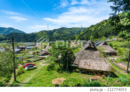 【重要伝統的建造物群保存地区】美山町北 茅葺きの家並み11 京都府南丹市 【重要伝統的建造物群保存地区】美山町北 茅葺きの家並み11 京都府南丹市 112774053