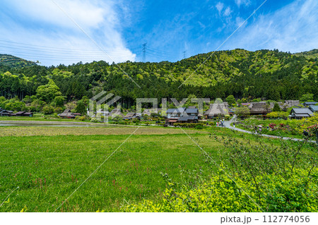 【重要伝統的建造物群保存地区】美山町北　新緑に囲まれた集落3　京都府南丹市 112774056
