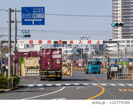 2024年問題　JR貨物・隅田川駅の構内に入るトラック（トレーラー） 112774180