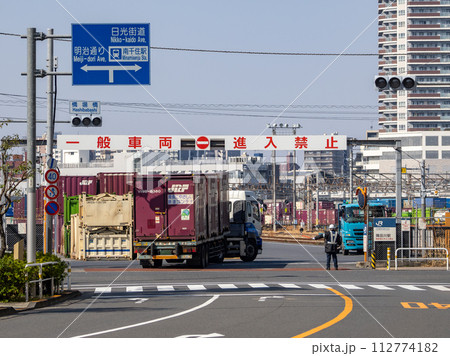 2024年問題 JR貨物・隅田川駅の構内に入るトラック(トレーラー) 2024年問題 JR貨物・隅田川駅の構内に入るトラック(トレーラー) 112774182