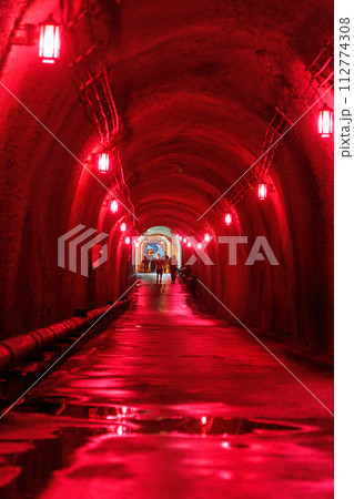 清津峡渓谷トンネル内部 112774308